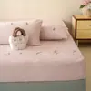 2026 Nuevo Lindo Clase A Leche Polar Bordado Burnout Faldón de Cama Juego de Tres Piezas Engrosado Cálido Cubierta Protectora Individual/Doble
