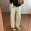 Jeans casuales de sarga suave de algodón lavado para uso diario con remaches metálicos y un corte ligeramente curvo