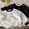Camiseta de manga larga de moda para primavera y otoño para niños, elegante nuevo top base con patchwork de letras para niños y niñas