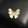 Broche Borboleta de Madrepérola Branca, Doce, Gentil e de Alto Padrão, Exquisitamente Incrustado com Diamantes, Broche de Inseto Compacto e Versátil, Broche de Lapela para Mulheres