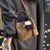 Bolsos de Mujer de Gama Alta de Nicho 2025 Nuevo Otoño e Invierno Retro Versátil Bolso Cruzado Bolso de Mano Casual para el Trabajo Bolso Cubo
