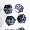 Accesorios de Ferretería Letra Tp Negra Hexagonal Letra Marca Registrada Incrustada Ropa de Mujer Tejida Cubierta de Pintura de Puntos Decorativa Marca Pegamento de Cubierta