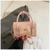 Bolsa de Mão Estilo Novo 2026 Transfronteiriça para Mulheres, Bolsa Tendência e Estilosa, Bolsa Quadrada Pequena Fashion para Ombro e Transversal