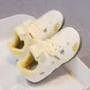 Lindos zapatos infantiles Aggan color hueso amarillo claro estampado de pez pequeño de dibujos animados oso pequeño con velcro para niña niño pequeño