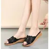 Zapatillas blancas de grulla de almohada para mujeres de mediana edad, sandalias de exterior para mamá, sandalias planas antideslizantes de suela blanda de moda de verano para mujer, nuevas