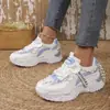 Nuevos Zapatos Blancos Versátiles para Estudiantes Primavera y Verano Zapatos de Malla con Suela Gruesa para Mujer Zapatillas Deportivas Ligeras para Correr Zapatos Suaves con Suela Flexible para Mujer