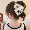 Presilha de Cabelo Grande Triangular Estilo Hepburn, Pinça Tubarão Shell de Cetim Francês para a Parte de Trás da Cabeça, Acessório de Cabelo de Luxo para Mulheres