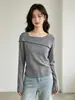 Top de punto a rayas de un solo hombro de manga larga estilo coreano, nuevo diseño para principios de otoño 2026, top versátil adelgazante para mujer