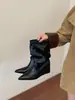 Botas Chuyuji de salto anabela com bico fino e plissado empilhado estilo francês para mulheres, nova coleção outono e inverno 2026, botas curtas elegantes e que afinam a silhueta