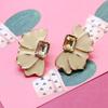 Una variedad de aretes de clip para oreja con forma de pétalo esmeralda cuadrado de color, flor de corazón con aguja de plata, aretes de flor azul verde oscuro