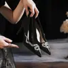 9888H-137 ano do cobra preto sexy salto fino boca baixa bico fino corrente de metal sapatos femininos