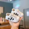 Nova coleção de outono para bebês e crianças pequenas: sapatos casuais de sola macia, respiráveis e duráveis com um design moderno, descolado e estiloso, apresentando uma biqueira em formato de concha