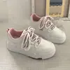 Sapatos brancos pequenos de sola grossa estilo Hong Kong, primavera e outono, sensação de alta qualidade, 2024, novo nicho, calçados esportivos casuais para todos os gostos