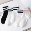 Calcetines de mujer de primavera y verano, calcetines de rayas paralelas, calcetines de moda universitaria, calcetines de pelo blanco y negro, calcetines de algodón, calcetines al por mayor