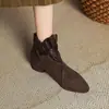 Botas Curtas Femininas Bico Fino Fosco 2026 Outono e Inverno Novo Estilo Retro Francês Salto Bloco Moda Versátil Super Macias Botas Martin