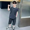 Conjunto de Colete de Verão e Rebites para Meninos 2026 Novo Conjunto Elegante e Fino de Duas Peças para Crianças Roupas de Verão da Moda para Bebês