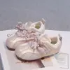 Nova coleção de outono de 2026: sapatos casuais de sola macia para meninas, tênis de treino alemães infantis estilo princesa e tênis esportivos