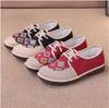 Sapatos de Tecido Old Beijing Personalizados para Mulheres, Solas Macias Antiderrapantes, Sapatos Confortáveis para Mães de Meia-Idade, Sapatos Baixos Casuais Bordados Estilo Chinês