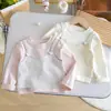 Camiseta base de rayas para niña, estilo dos piezas falso, manga larga, 26 nuevo estilo de otoño, linda camiseta con gato de dibujos animados tridimensional para bebés, moderna