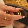 Anillo brillante de estilo vintage y moderno para mujer, estilo Ins, elegante anillo de acero de titanio chapado en oro de 18 quilates para dedo de celebridades de Internet.