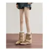 Primer encuentro: Botas retro de punta, que realzan la altura, elegantes, con hebilla de cinturón y tacón grueso, perfectas para un look de vaquero occidental.