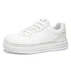 Nueva colección de verano y otoño 2026 para hombre: zapatillas blancas, zapatos atléticos casuales para hombre con parte superior de cuero, suela gruesa, diseño que aumenta la altura, transpirables y de caña baja