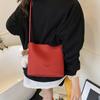 Bolsa Pequena Simples Retrô para Mulheres 2025 Nova Moda Bolsa de Ombro Único Bolsa de Axila Design Estilo Estrangeiro Simples Bolsa de Ombro Cruzado Estilo Balde