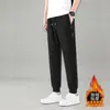 Calças esportivas de outono e inverno para homens, calças casuais com forro de fleece, corte solto, versáteis, modernas, calças jogger de perna reta com zíper para homens