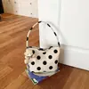Bolsa de mão casual com poá estilo coreano, transfronteiriça, para mulheres, novo modelo 2026, bolsa cesta leve e versátil, bolsa de ombro tipo balde