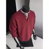 Nova coleção de outono: Suéter masculino pulôver texturizado estilo CityBoy japonês com design retrô inspirado em Hong Kong, apresentando um visual de duas peças falsas e gola Henley