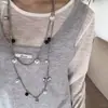 Collar de alta cuenta con colgante de corazón floral vintage en capas, cadena de clavícula de moda, accesorio de lujo ligero de alta gama para mujer