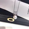 Moda Lujo Ligero Gama Alta Colgante de Perla de Agua Dulce Natural Cadena de Mijo en Forma de M con Colgante Uso Múltiple Venta al por Mayor