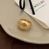 Moda Europeia e Americana Versátil para o Dia a Dia Luxo Leve Alto Padrão Dourado Exagerado Brilhante Coleção de Anéis Nicho Joias Diárias para Mulheres