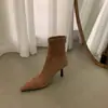 Botas curtas de camurça finas com salto alto e bico fino para mulheres, novo estilo outono e inverno 2026, botinhas estilo coreano com forro de fleece