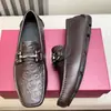 Estação Europeia Outono e Inverno 2025 Couro Genuíno Slip-On Casual Simples Respirável Versátil Sapatos de Couro Sapatos Masculinos Mocassins Confortáveis