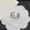 Anillo de Diseñador Nuevo Estilo Europeo y Americano Transfronterizo con Logo y Diseño Floral Incrustado de Diamantes para Mujer, Sensación de Alta Gama, Fotos Reales, Anillo Ajustable, Venta al por Mayor
