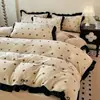 Estilo Princesa Francesa Renda Preta Espessada Veludo Leite Conjunto de Quatro Peças com Capa de Edredom Estampada de Cereja, Roupa de Cama Quente de Inverno