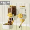 Dispensador de água pendurado para cachorro, garrafa de água para pet, dispensador automático de água, comedouro automático para gaiolas e cercados de gato e cachorro