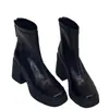 Botas curtas femininas de bico quadrado, solado grosso e forradas com fleece, novos modelos de inverno 2026, botas estilo Martin de salto alto plataforma, botas francesas de corte slim