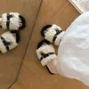 Sandalias de peluche tipo Chanel de moda para mujer, colección otoño/invierno 2026, con suela gruesa, que aumentan la altura, cómodas de llevar, con detalles de hebilla y forro interior cálido de algodón