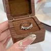 Anel de Diamante Cintilante Estilo Transfronteiriço, Luxo Leve, Sensação de Alto Padrão, Design Versátil, Delicado Design de Flor e Coração, Empilhável, Anel Feminino Personalizado