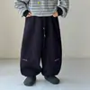Pantalones de Chándal con Forro Polar para Niños Cotton Little Shop Temporada de Finales de Otoño 2026 Nuevo Estilo Versátil Conjunto de Ropa Deportiva de Punto para Niños Versión Coreana