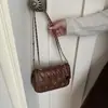 Bolsa de ombro com design retrô de nicho, bolsa quadrada pequena com corrente da moda para o verão de 2026, bolsa casual estilosa e moderna para debaixo do braço