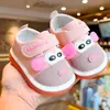 Zapatos para niños pequeños, nuevos modelos de primavera y otoño, zapatos para bebés principiantes para niños de 1 a 2 años, suela blanda, antideslizantes, con sonido de chirrido, de dibujos animados
