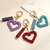 Nuevo llavero con forma de corazón hueco con diamantes, accesorio de arcilla totalmente cubierto de diamantes, decoración para bolso de mujer, colgante para interior de coche