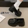 Mocassins de couro genuíno com sola grossa para aumentar a altura, modelo novo 2026, sapatos confortáveis e que não cansam para mulheres, adequados para o trajeto diário, sapatos pequenos de couro com salto grosso