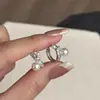 Novos brincos de pérola torcida com zircônia cúbica microcravejada, um design único e estiloso para mulheres, perfeitos para o uso diário e versáteis para qualquer look, atacado disponível