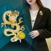 Nuevo Broche Versátil de Dragón Dorado Jugando con Perlas Lindo para Mujer, Pin de Accesorio Exquisito de Gama Alta de Nicho, Accesorio para Traje