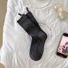 Calcetines holgados blancos y grises, etiqueta larga en el talón de punto doble, calcetines de tubo largos modernos y sencillos, calcetines de algodón para mujer de tubo medio para otoño e invierno