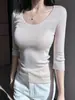 Preciosa Camiseta Base de Punto con Cuello en U para Mujer, Adecuada para Usar en Capas o Sola a Principios de Otoño, con un Toque de Lujo y Mangas de Tres Cuartos